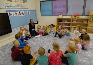 Dzieci interpretują wierszyk za pomocą palców.