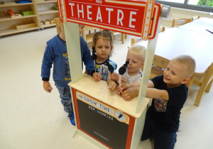 Dzieci bawią się w teatrzyk.