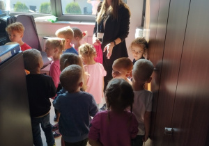 Dzieci zwiedzają sekretariat.