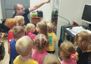 Dzieci oglądają serwerownię.