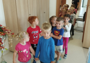 Dzieci zwiedzają pokój nauczycielski.