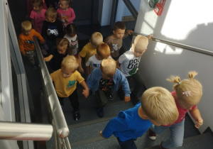 Dzieci wchodzą po schodach.