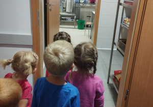 Dzieci zaglądają do kuchni.