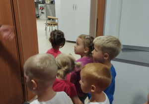 Dzieci zaglądają do kuchni.