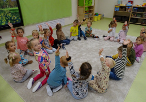Dzieci pokazują frotki na lewej ręce.