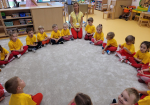 Pani Emilka wraz z dziećmi ubrani w żółto-czerwone barwy