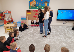 Licealiści witają się z dziećmi w języku niemieckim