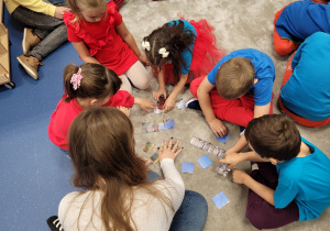 Dzieci w grupkach układają puzzle