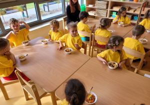 Dzieci próbują potrawy Paella