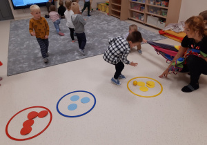 Dzieci segregują piłeczki według koloru do odpowiedniej obręczy