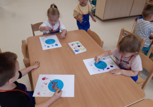 Dzieci malują obrazki