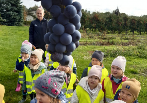 Dzieci oglądają kiść winogrona