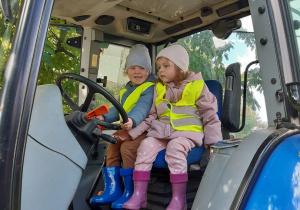 Natalka i Oluś w traktorze