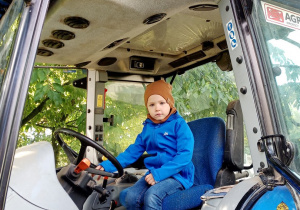 Chłopiec w traktorze