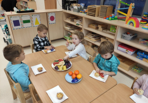 Dzieci podczas jedzenia