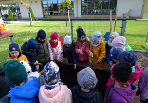 Dzieci spulchniają glebę