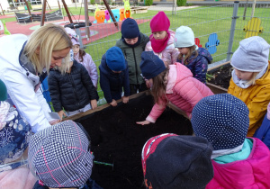 Dzieci sadzą cebulki