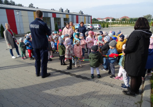 Dzieci zadają pytania Policjantom.