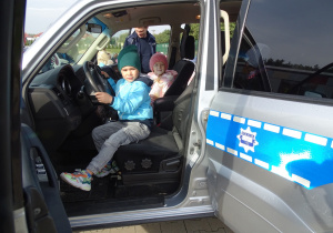 Mozliwość wejścia do samochodu policyjnego miały wszytskie dzieci.