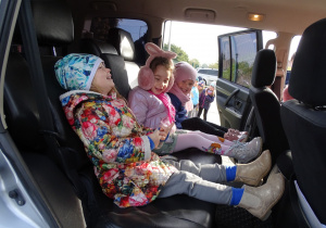 Dzieci w samochodzie policyjnym.