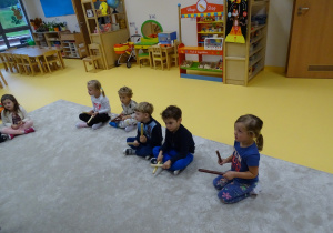 Grupa dzieci z patyczkami- podczas zabawy muzycznej