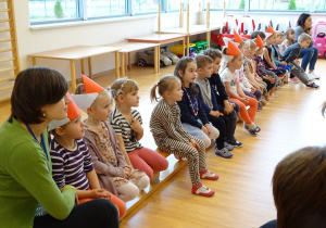 Dzieci z uwagą słuchają przedstawienia.