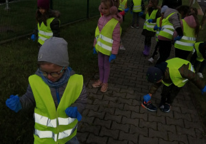 dzieci sprzątają wokół przedszkola