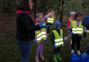 dzieci sprzątają w lesie