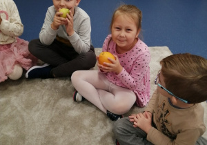dzieci oglądają owoce