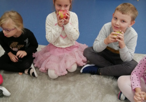 dzieci oglądają owoce