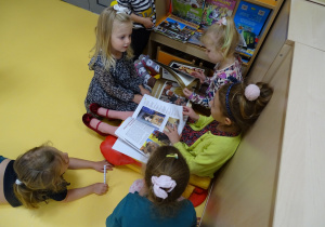 Dzieci oglądają książki o Janie Pawle II