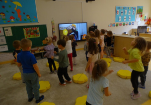 Dzieci tańczą na koncercie online