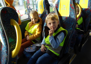 Dzieci jadą autobusem