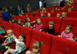 Dzieci czekają na spektakl Piotruś Pan