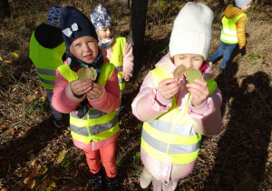 Dziewczynki zbierają liście