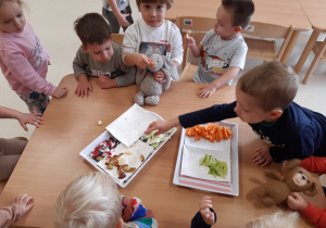 Dzieci częstują się owocami i warzywami