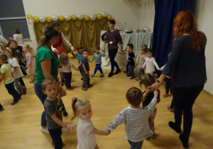 Dzieci tańczą walczyka