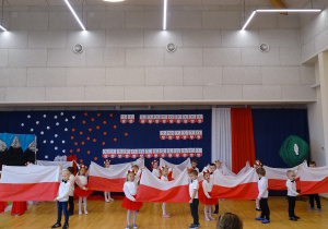 14 Dzieci prezentują naszą biało-czerwoną flagę w piosence