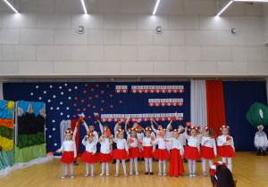 16 Krasnale w tańcu dla Polski