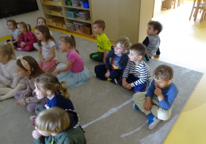 Dzieci oglądają teatrzyk