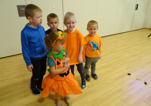 Dzieci biorą udział w konkursie.