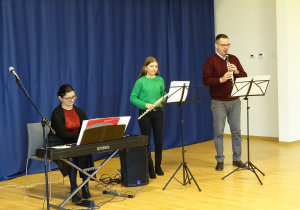 Muzycy z filharmonii prezentują pianino, flet poprzeczny i klarnet.