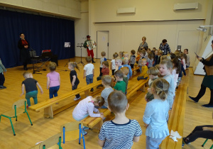 Dzieci tańczą do dźwięków akordeonu.