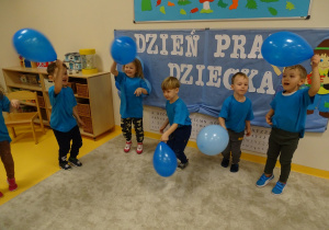 Dzieci stoją z balonami