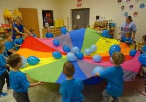 Dzieci podczas zabawy z balonami