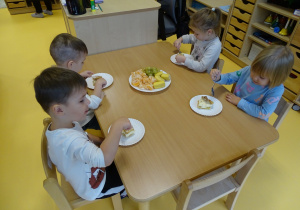 Przedszkolaki jedzą