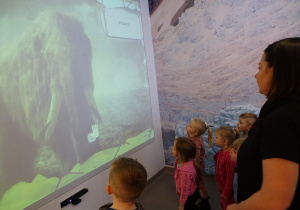 Dzieci oglądają mamuta
