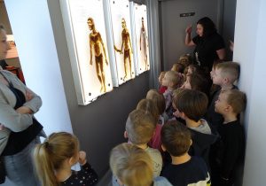 Dzieci oglądają wystawę pierwszych ludzi