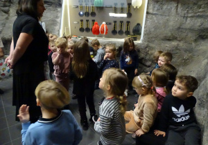 Dzieci oglądają ubiór górnika
