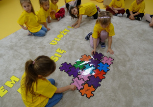 Dzieci układają puzzle z imion